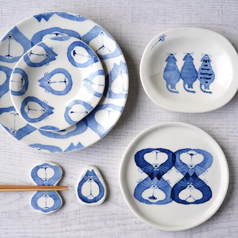 陶芸作家の駒木あおいさんが制作された磁器の箸置きや皿・プレートがあります。猫の様々な表情を青色の染付で絵付し、チャーミングなお顔で楽しませてくれます。