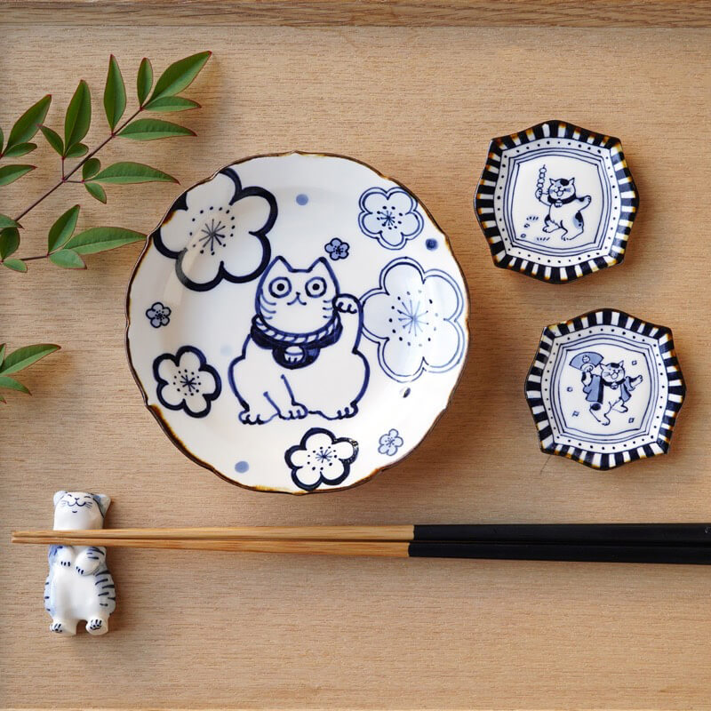 陶芸作家のShima.さんが制作された磁器の箸置きや小皿があります。猫の可愛い仕草や動きを青色の染付で絵付けされています。